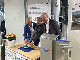 Stadtwerke-Vorstand Lothar Böck (rechts), Oberbürgermeister Gerhard Jauernig (links) und Staatsminister Thorsten Glauber geben den symbolischen Start für die kommunale Wärmeversorgung in Günzburg. Foto: Michael Lindner/Stadt Günzburg