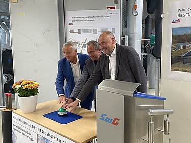 Stadtwerke-Vorstand Lothar Böck (rechts), Oberbürgermeister Gerhard Jauernig (links) und Staatsminister Thorsten Glauber geben den symbolischen Start für die kommunale Wärmeversorgung in Günzburg. Foto: Michael Lindner/Stadt Günzburg