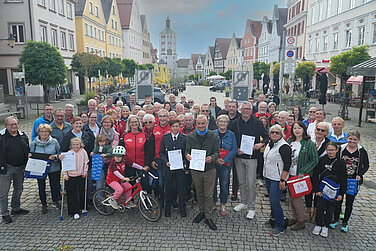 Oberbürgermeister Gerhard Jauernig zeichnete die Gewinner des Stadtradelns 2025 in Günzburg aus. Foto: Annalena Riß/Stadt Günzburg