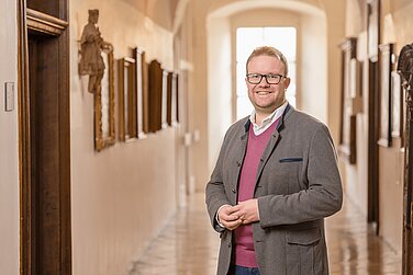 Der Vorsitzende des Historischen Vereins Günzburg, Stefan Baisch, führt durch das ehemalige Piaristenkolleg. Foto: Philipp Röger für die Stadt Günzburg