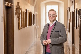 Der Vorsitzende des Historischen Vereins Günzburg, Stefan Baisch, führt durch das ehemalige Piaristenkolleg. Foto: Philipp Röger für die Stadt Günzburg