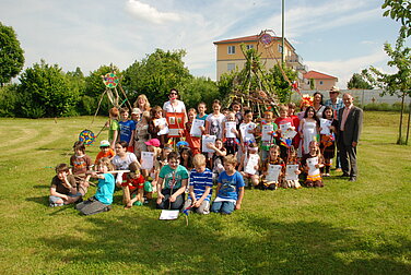 Die ersten Agenda-Diplomanden hat die Stadt Günzburg im Schuljahr 2013 ausgezeichnet. Hier freuen sich teilnehmende Schülerinnen und Schüler der Grundschule Südost über ihre Auszeichnung.