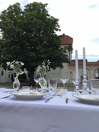 Beim Dîner en blanc geht es vor allem um ein geselliges Miteinander unter freiem Himmel mit leckeren mitgebrachten Speisen und Getränken. Foto: Stefanie Remmele/Stadt Günzburg