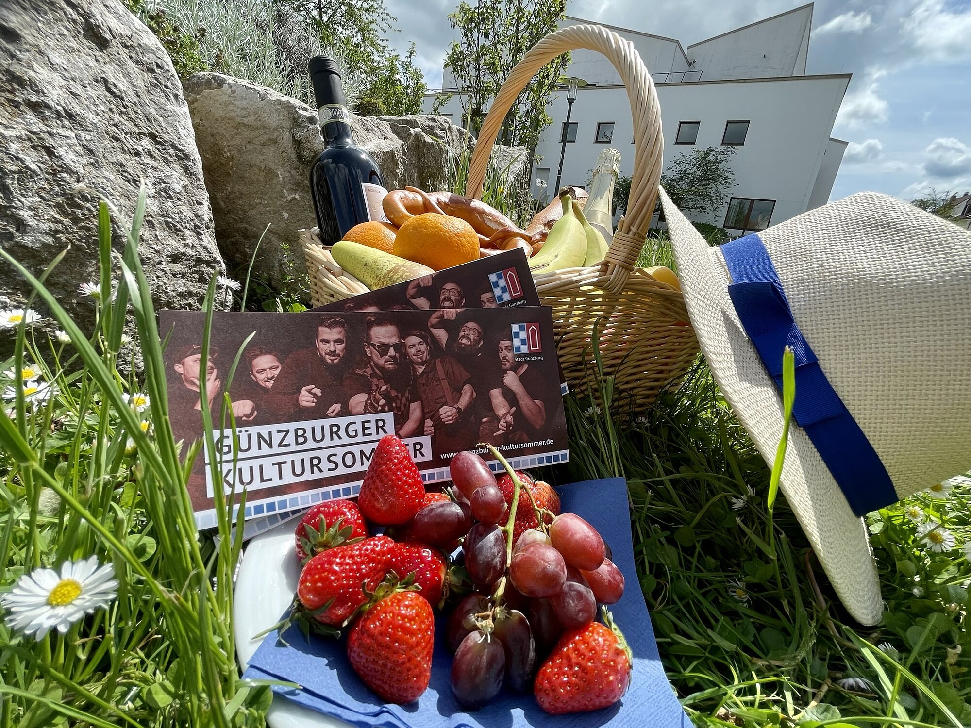 Der Programmflyer des Kultursommers liegt im Günzburger Einzelhandel aus. Ebenfalls kann er in der Tourist-Info und im Forum am Hofgarten bezogen werden. Foto: Johanna Hofgärtner