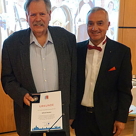 Alfred Stocker (Verein zur Pflege des Brauchtums) wurde für sein jahrzehntelanges Engagement in der Brauchtumspflege geehrt. Foto: Johanna Hofgärtner/Stadt Günzburg Alfred Stocker (Verein zur Pflege des Brauchtums) wurde für sein jahrzehntelanges Engagement in der Brauchtumspflege geehrt. Foto: Johanna Hofgärtner/Stadt Günzburg