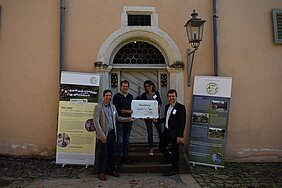 Beim diesjährigen Vernetzungstreffen der teilnehmenden Kommunen in Darmstadt wurde die Stadt Günzburg für weitere drei Jahre mit dem StadtGrün naturnah-Label in Silber ausgezeichnet. Projektleiterin Christine Hengeler und Stadtgärtner Peter Rittner nehmen die Auszeichnung in Darmstadt von Robert Spreter (rechts) und Dr. Uwe Messer (links) vom Bündnis Kommunen für biologische Vielfalt entgegen. Foto: Stadt Günzburg