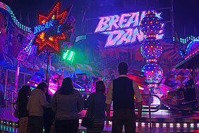 Egal ob im Festzelt oder auf dem großen Festgelände – vom schnellen Fahrgeschäft über die Festzeltstimmung bis zum kulinarischen Schmankerl: Beim Günzburger Volksfest kommt jeder auf seine Kosten.