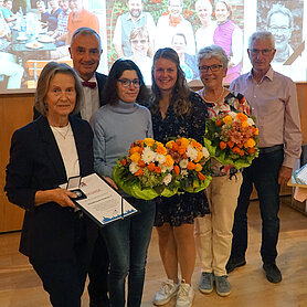Altstadtfreunde Günzburg e.V. Für 40 Jahre ehrenamtliche Arbeit zur Bewahrung des Stadtturms und der Günzburger Altstadt – stellvertretend gewürdigt wurde auch das Lebenswerk der kürzlich verstorbenen Hannelore Grund. Foto: Johanna Hofgärtner Altstadtfreunde Günzburg e.V. Für 40 Jahre ehrenamtliche Arbeit zur Bewahrung des Stadtturms und der Günzburger Altstadt – stellvertretend gewürdigt wurde auch das Lebenswerk der kürzlich verstorbenen Hannelore Grund. Foto: Johanna Hofgärtner