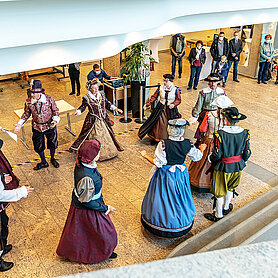 "Bürger machen Kultur" - Die Tanzgruppe Durandarte vom Brauchtumsverein Günzburg präsentiert historische Tänze. Foto: Philipp Röger für die Stadt Günzburg