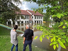 Nach dem Hochwasser machte sich Oberbürgermeister Gerhard Jauernig zusammen mit Einrichtungsleiterin Carmen Elsäßer ein Bild von der Lage im Kindergarten St. Martin. Foto: Michael Lindner/Stadt Günzburg