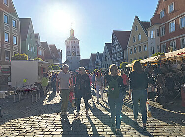 Geöffnete Ladengeschäfte und Marktstände laden am 8. Oktober in die Günzburger Altstadt zum Herbstmarkt ein. Foto: Julia Ehrlich/ Stadt Günzburg