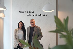 Bei der Geschäftseröffnung des Hochzeits- und Eventplanungsbüros von Julia Truisi konnte sich Günzburgs OB Gerhard Jauernig von der angenehmen Atmosphäre überzeugen. Foto: Michael Lindner/ Stadt Günzburg