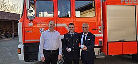 Oberbürgermeister Gerhard Jauernig (rechts), Denzingens Feuerwehrkommandant Simon Schulte und der stellvertretende Ordnungsamtsleiter Michael Märzluft freuen sich über die neuen Rauchwarnmelder. Foto: Stefan Wagner/Feuerwehr Denzingen
