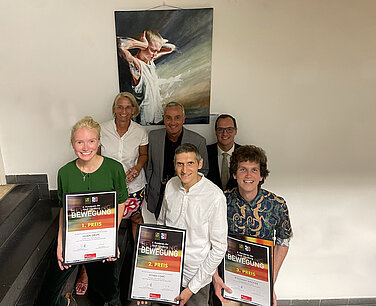 Die Preisträger des 4. Günzburger Kunstpreises Lillien Gruppe, István Csáki und Koloman Wagner (v.l.) mit Karin Steifensand (Vorsitzende OFF-ART), Oberbürgermeister Gerhard Jauernig und Sparkassenvorstand Daniel Gastl. Bild: Johanna Hofgärtner/ Stadt Günzburg