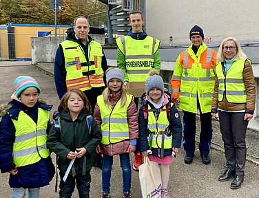 Sie unterstützten den Aktionstag (von links): Michael Märzluft (Ordnungsamt Stadt Günzburg), Robert Eberlein (Schulweghelfer), Marlene Schmid (PI Günzburg), Heidrun Rebenstorff (Rektorin) und Schüler der Grundschule Reisensburg. Foto: Silvia Schmidt