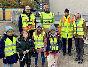 Sie unterstützten den Aktionstag (von links): Michael Märzluft (Ordnungsamt Stadt Günzburg), Robert Eberlein (Schulweghelfer), Marlene Schmid (PI Günzburg), Heidrun Rebenstorff (Rektorin) und Schüler der Grundschule Reisensburg. Foto: Silvia Schmidt