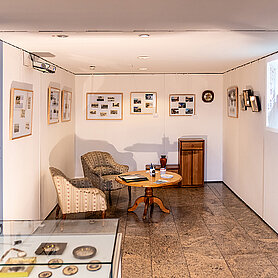 Das Günzburger Wohnzimmer in der Ausstellung "Typisch Günzburg?" im Forum am Hofgarten. Foto: Philipp Röger für die Stadt Günzburg