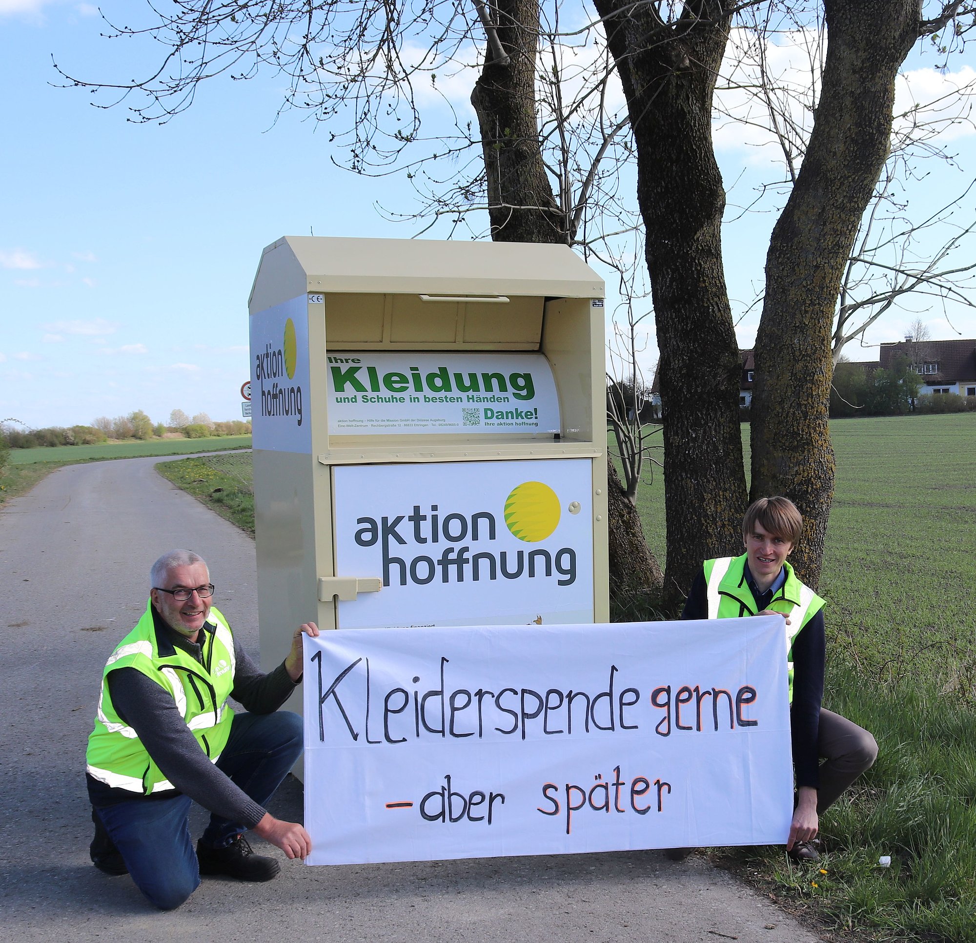 Christian Haider und Johannes Müller (von links) von der aktion hoffnung bitten darum, die Hinweise zu berücksichtigen und in den nächsten Wochen Kleiderspenden nach Möglichkeit zu Hause zu lagern. (Foto: Franziska Reißner, aktion hoffnung)