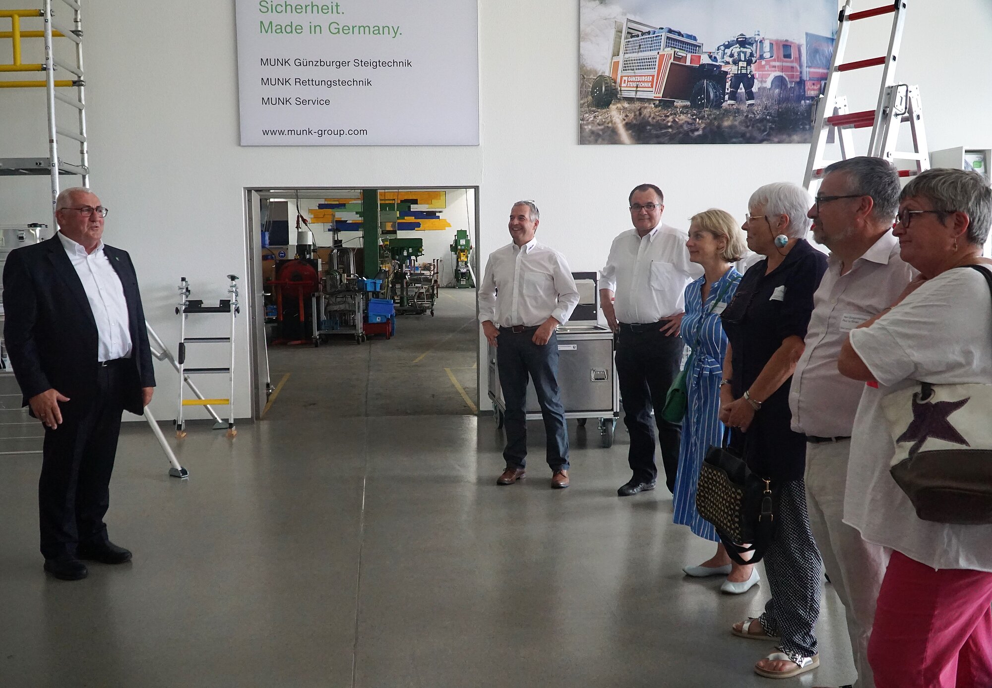 Die Delegationen besuchten die Firma Munk und erfuhren während einer Führung mehr über das ansässige Unternehmen. Foto: Carmen Willer/Stadt Günzburg