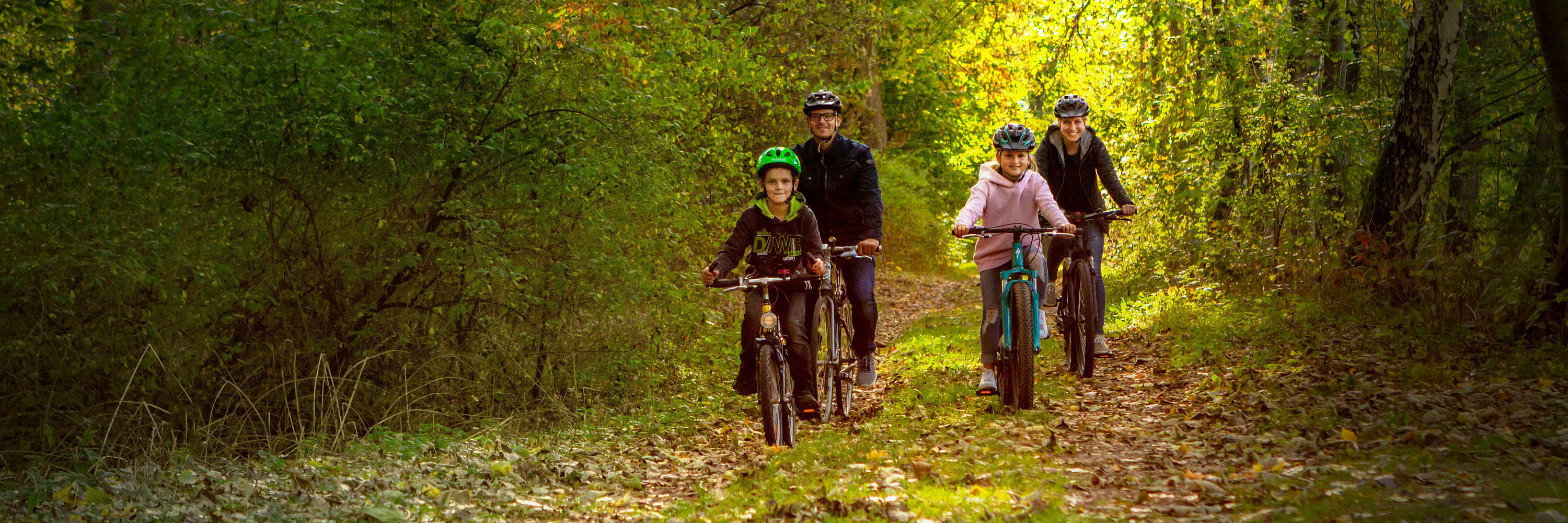 Familie radelt im Auwald. Foto: Philipp Röger für die Stadt Günzburg