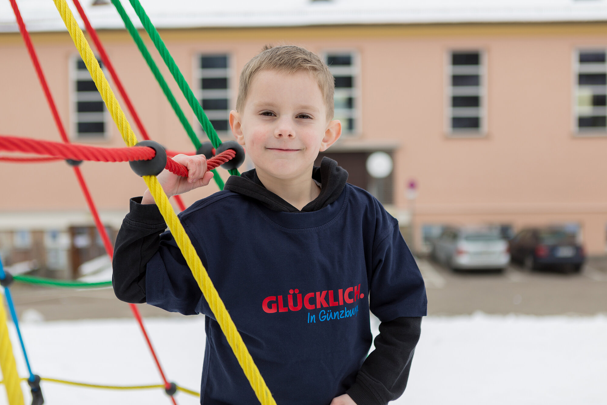 Kind am Klettergerüst. Foto: Philipp Röger für die Stadt Günzburg