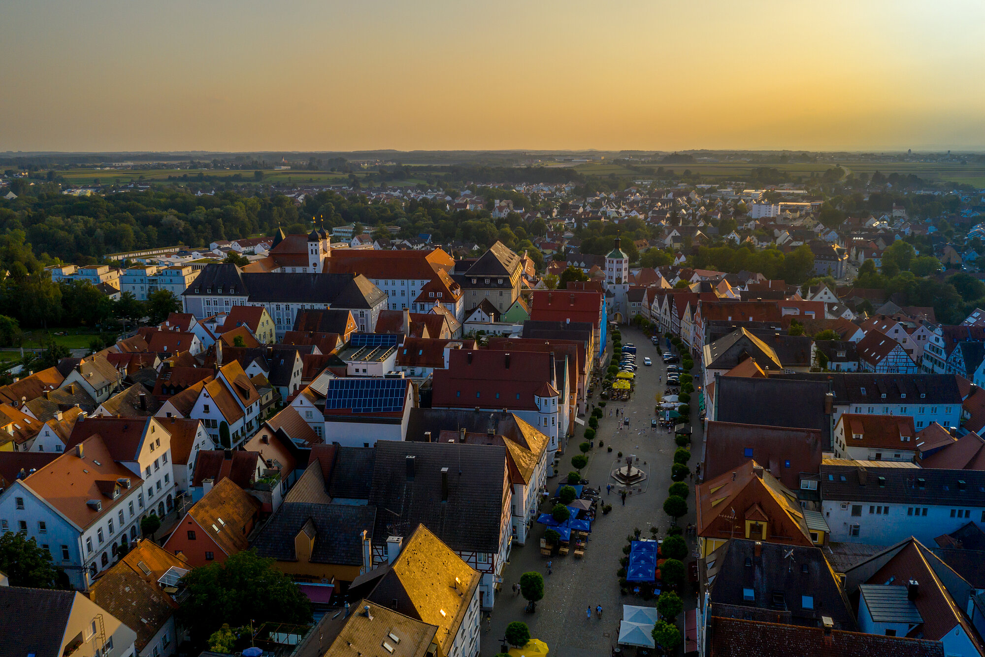 Altstadtansicht von oben mit Marktplatz udn Rathaus. Foto: Philipp Röger für die Stadt Günzburg