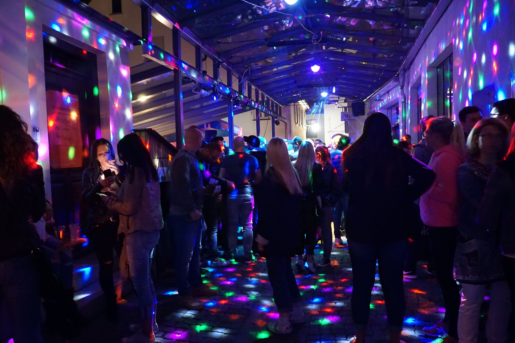 Bis in die Nacht herrscht ausgelassene Stimmung auf dem Marktplatz und in den Altstadtgässchen. Foto: Julia Ehrlich/Stadt Günzburg
