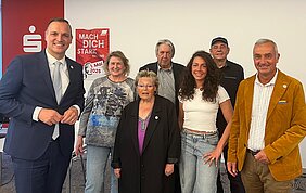 Am Empfang zum Tag der Arbeit sprachen (von links) Daniel Gastl, Gabriele Brenner, Helga Springer-Gloning, Werner Gloning, Jana Laupheimer, Paul Meichelböck (Musik) und Gerhard Jauernig. Foto: Michael Lindner/Stadt Günzburg