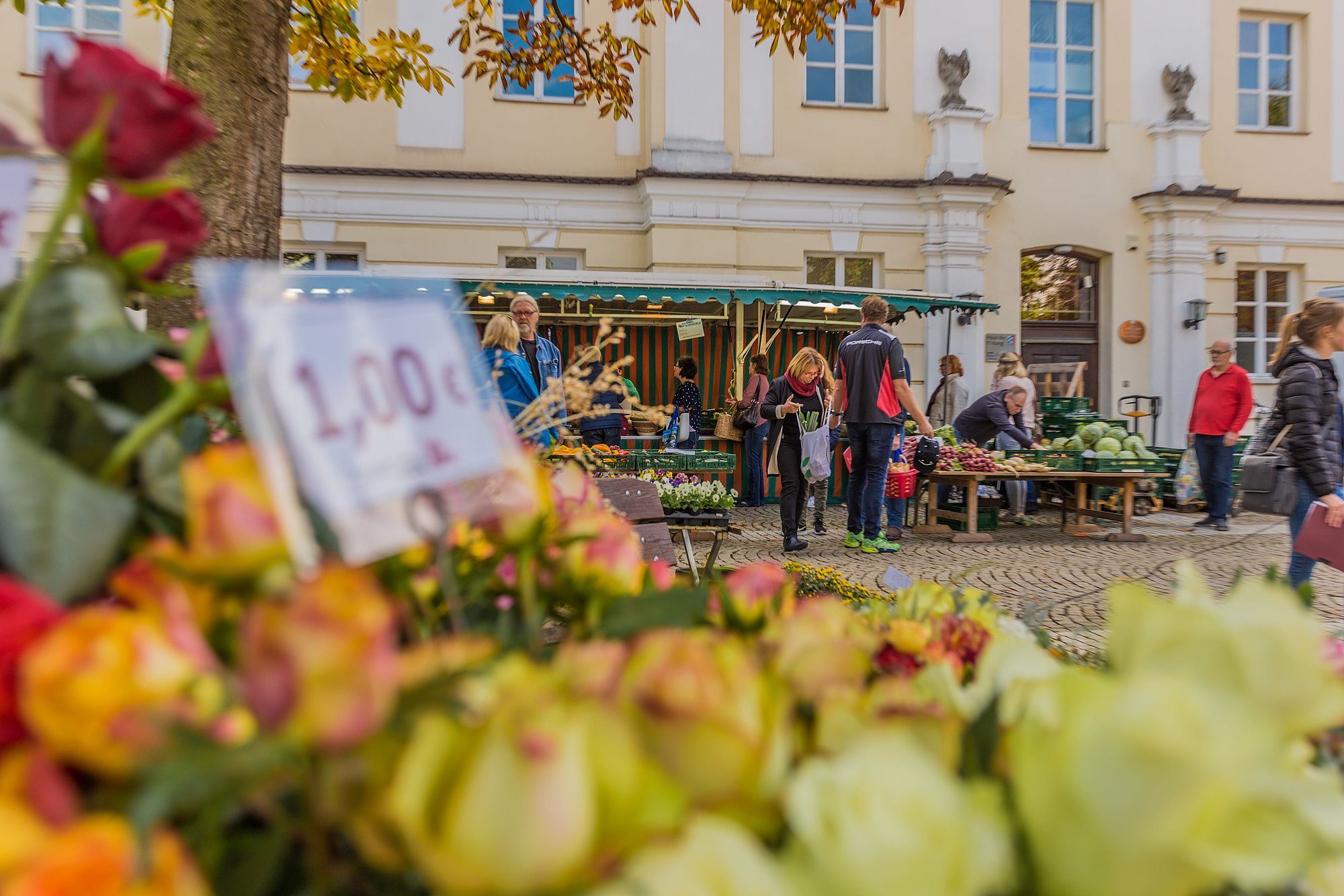 Bauernmarkt samstags im Dossenbergerhof. Foto: Philipp Röger für die Stadt Günzburg