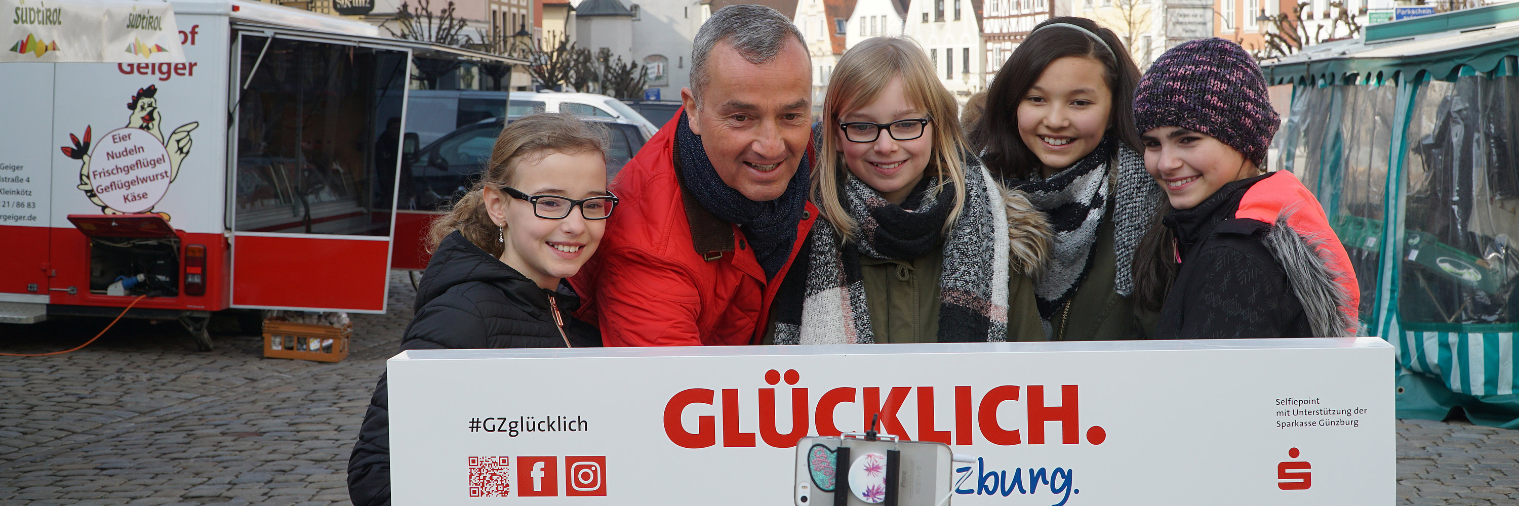 Jugendliche am Selfiepoint. Foto: JUlia Ehrlich/ Stadt Günzburg