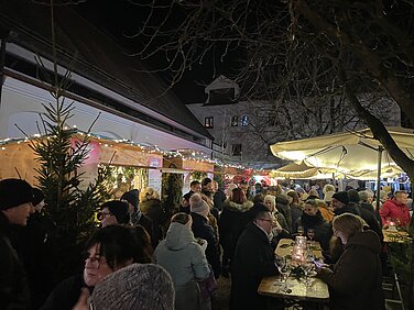 Der Dossenbergerhof verwandelt sich vom 3. bis 6. Dezember in ein festlich geschmücktes Weihnachtsdorf und bietet neben kulinarischen Leckerbissen kunsthandwerkliche Geschenke. Foto: Michael Lindner/Stadt Günzburg Der Dossenbergerhof verwandelt sich vom 3. bis 6. Dezember in ein festlich geschmücktes Weihnachtsdorf und bietet neben kulinarischen Leckerbissen kunsthandwerkliche Geschenke. Foto: Michael Lindner/Stadt Günzburg