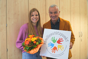 Oberbürgermeister Gerhard Jauernig besuchte Sozialpädagogin Ronja Mayer anlässlich des zehnjährigen Bestehens des Familienstützpunkts in Günzburg. Foto: Michael Lindner/Stadt Günzburg
